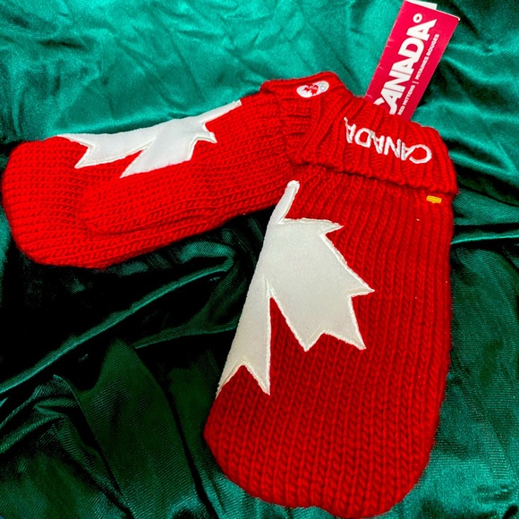 One size fits all Canada Mitts - Picture 1 of 4